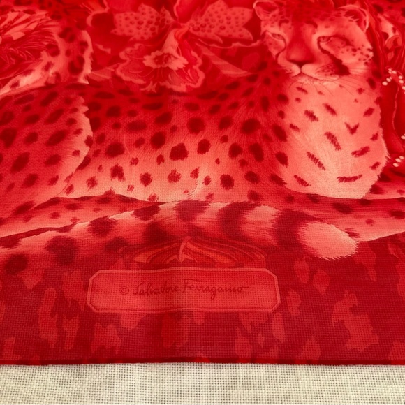 •Salvatore Ferragamo Signed Red 100% Silk Animal Graphic Scarf Made In Italy - Picture 13 of 14